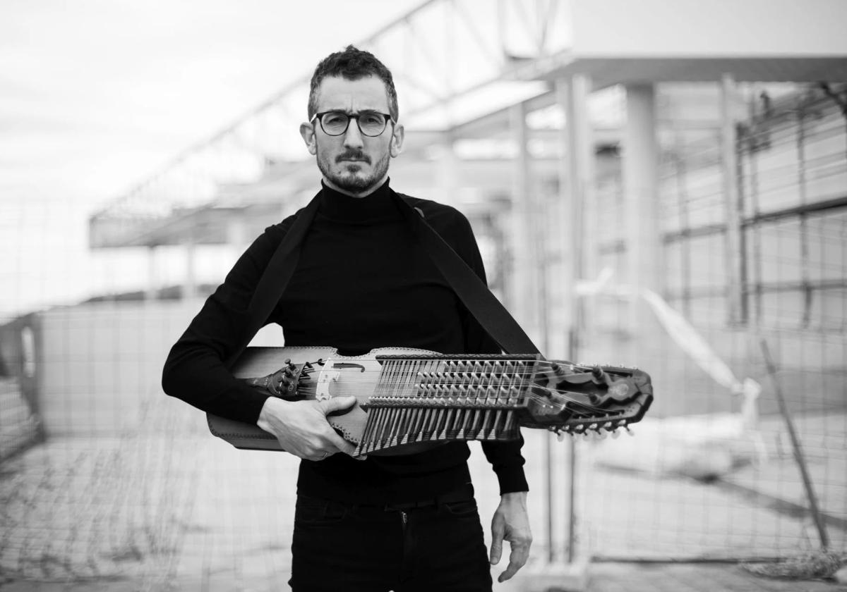 Zeberio, junto a la nyckelharpa.