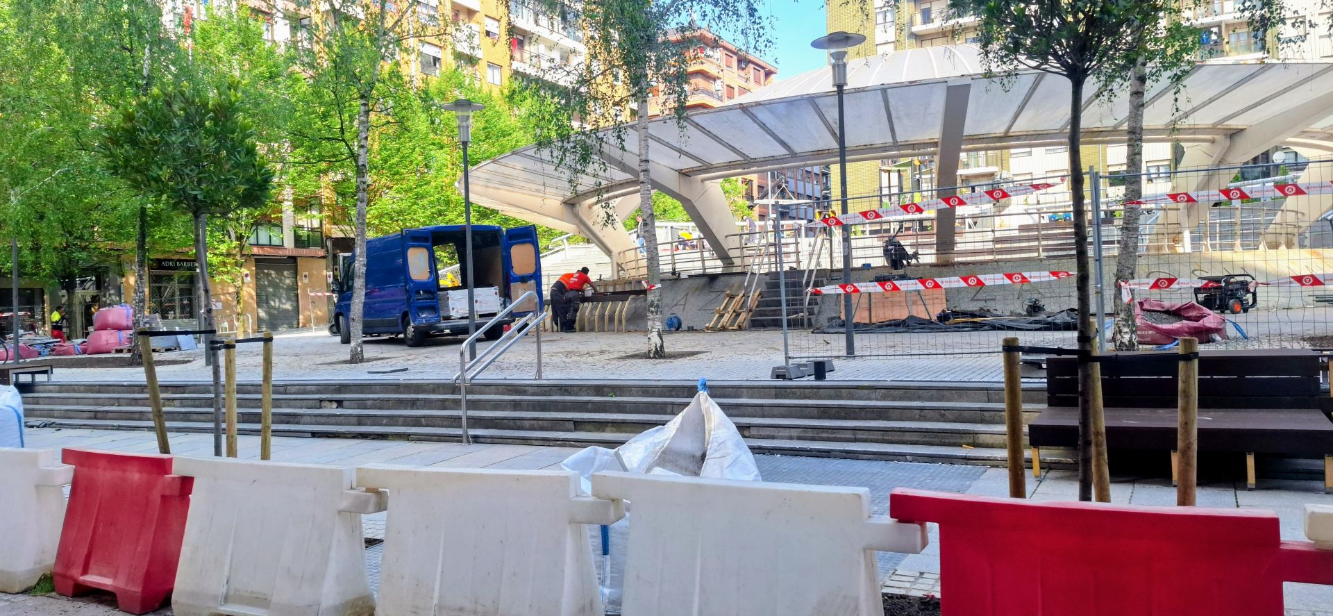 La reforma de una plaza en Astrabudua encara su recta final en medio de críticas vecinales