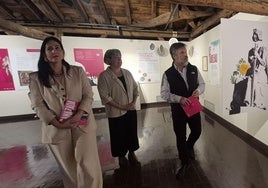 De izquierda a derecha, la diputada de Cultura, Leixuri Arrizabalaga, la directora del Museo Euskal Herria de Gernika, Leire Irazabal, y el comisario de la muestra, Xabier Irujo, durante la visita a la exposición.