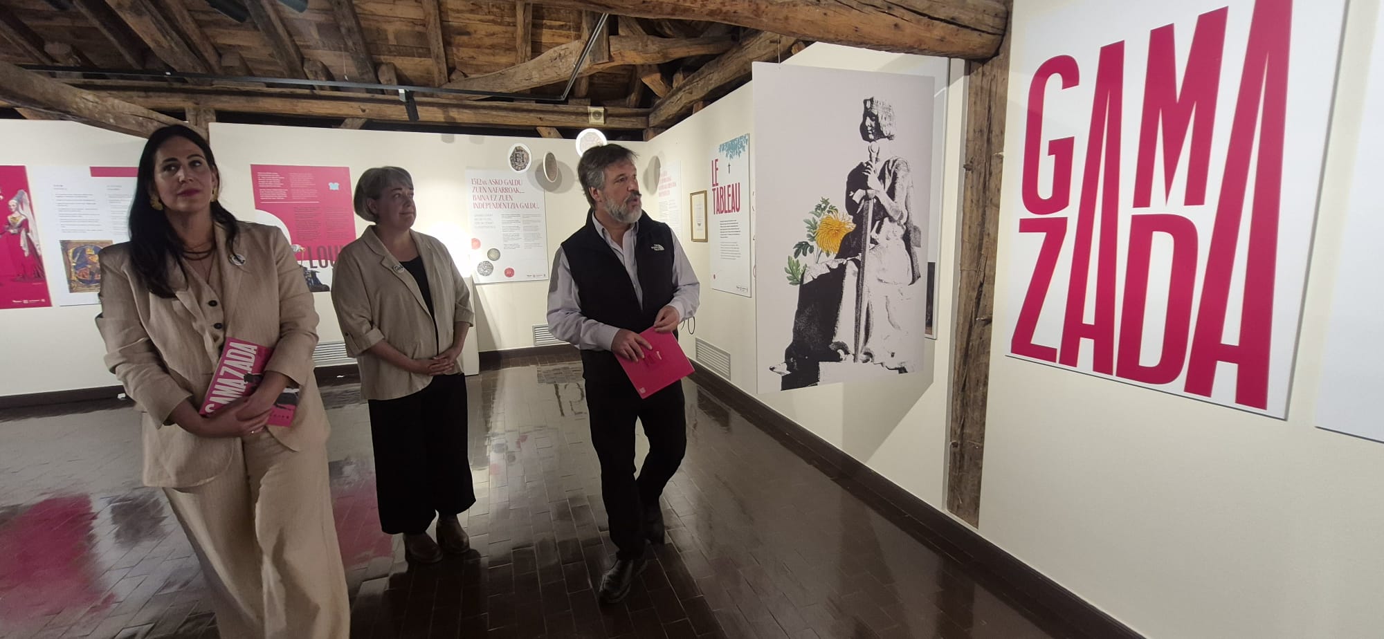 De izquierda a derecha, la diputada de Cultura, Leixuri Arrizabalaga, la directora del Museo Euskal Herria de Gernika, Leire Irazabal, y el comisario de la muestra, Xabier Irujo, durante la visita a la exposición.