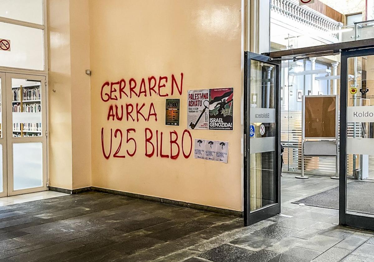 Imagen principal - Las pintadas invaden el aulario de la UPV en Vitoria