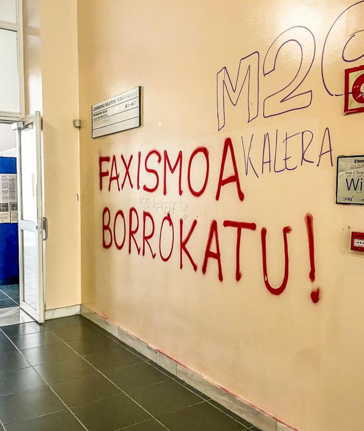 Imagen secundaria 2 - Las pintadas invaden el aulario de la UPV en Vitoria