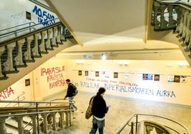 Las escaleras del edificio universitario llevan vandalizadas desde hace meses.