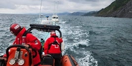 Una unidad de la Cruz Roja de Ondarroa remolca a una embarcación en alta mar.