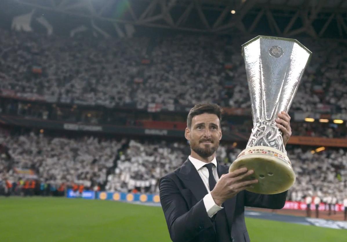 Aduriz muestra el trofeo a las aficiones desde el césped