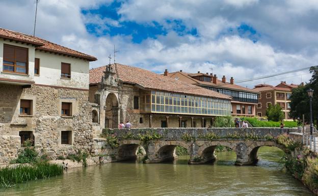 Puerta y puente del Portazgo en Aguilar de Campoo.