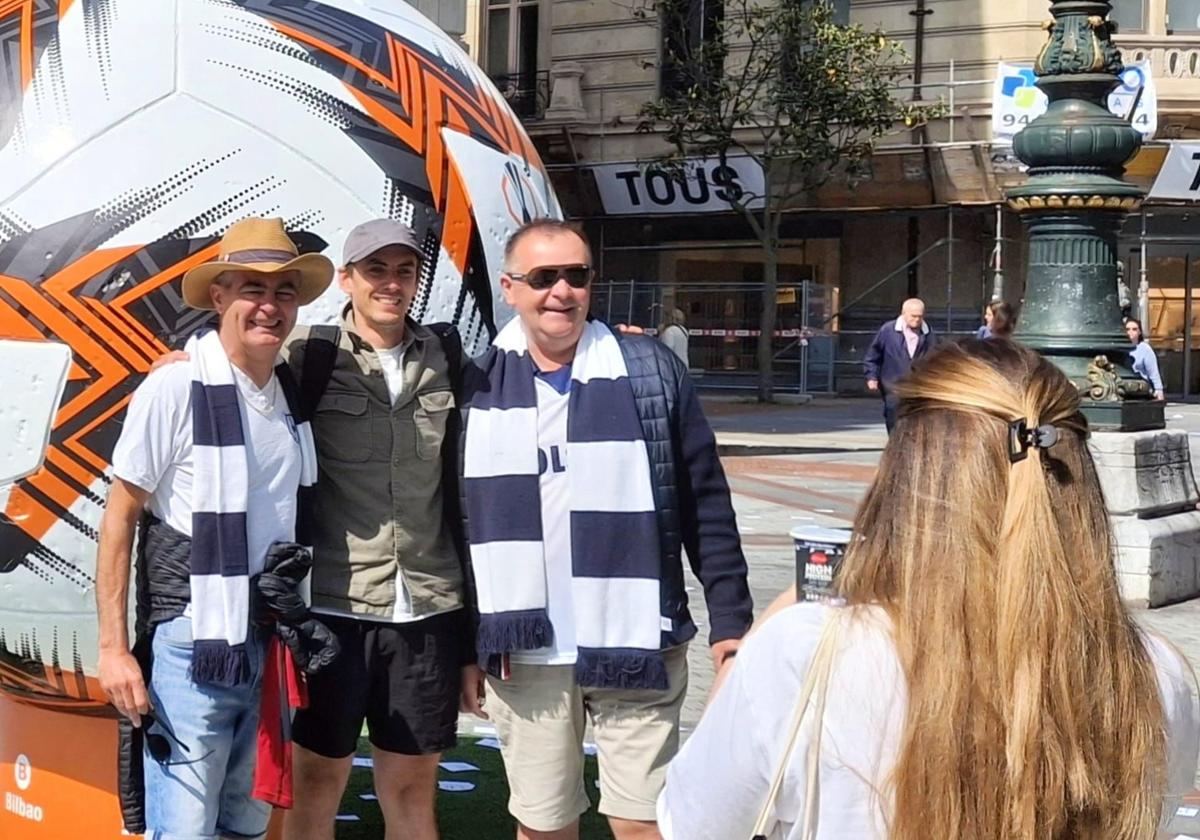 La 'bilbainada' de un inglés por la final de la Europa League: «He venido en bici desde Valencia»
