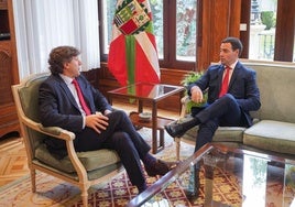El secretario general del PSE-EE, Eneko Andueza, y el lehendakari, Imanol Pradales, en una reunión en Ajuria Enea.