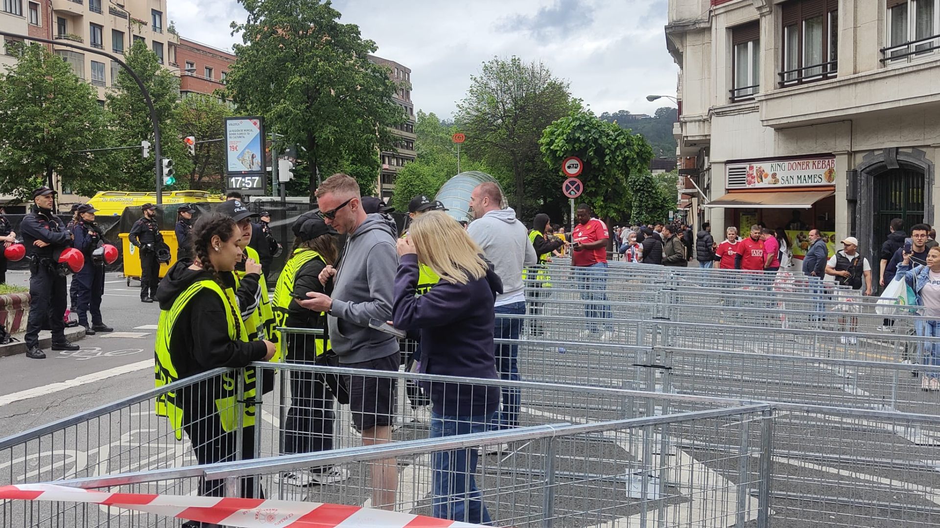 El acceso de los aficionados británicos a San Mamés