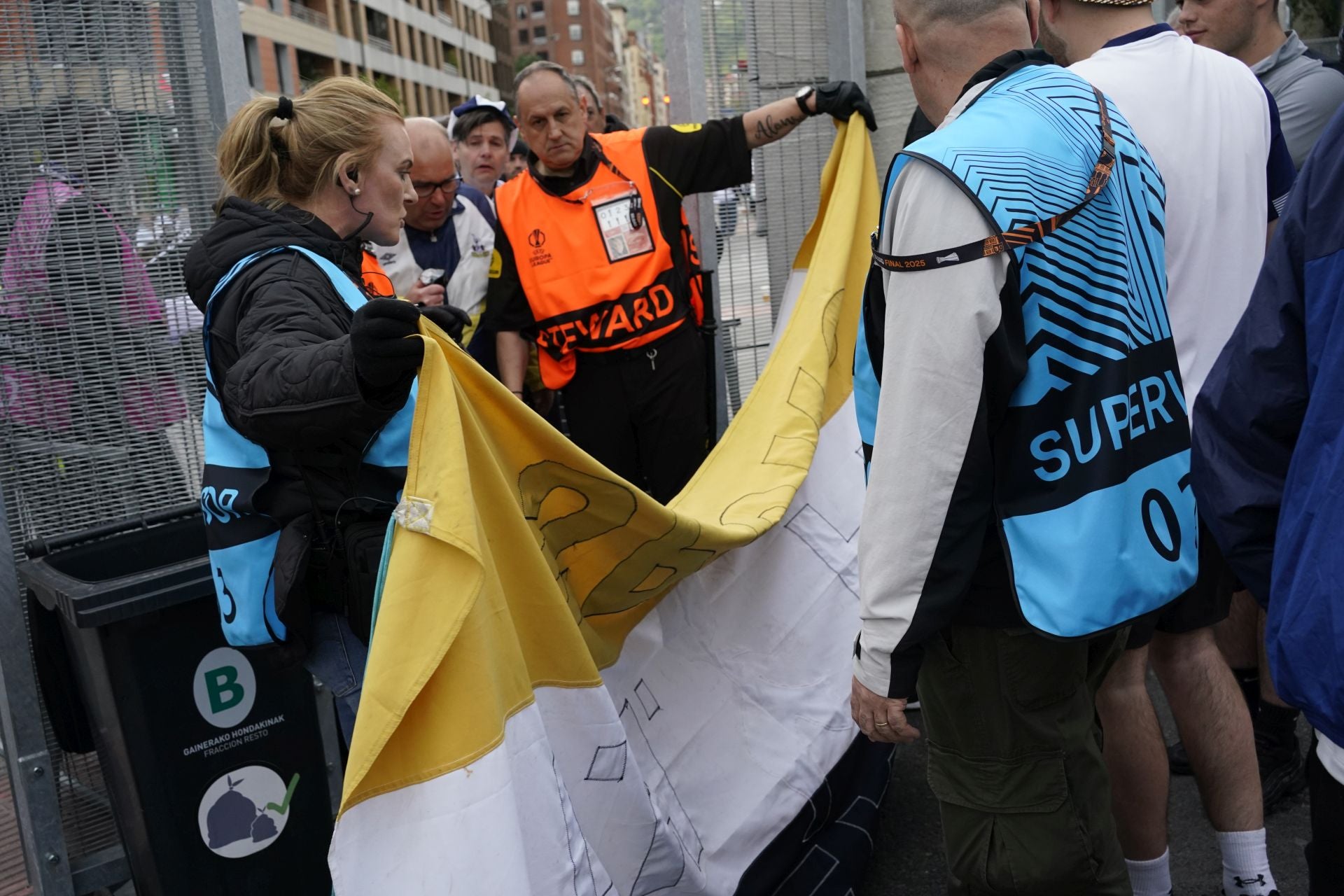El acceso de los aficionados británicos a San Mamés
