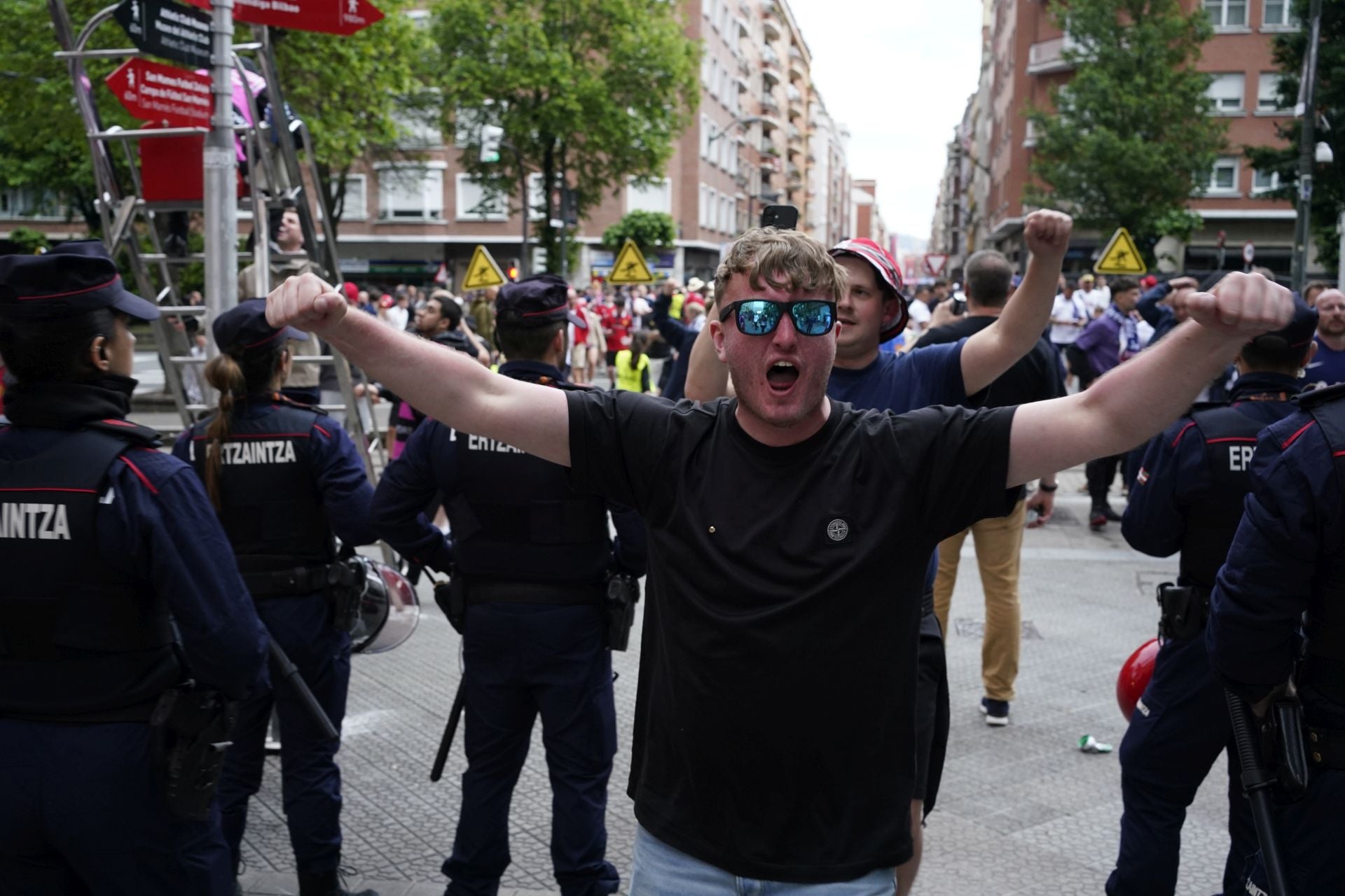 El acceso de los aficionados británicos a San Mamés