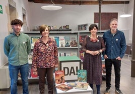 El concejal Iker Urkiza (EH Bildu), la presidenta de Gerediaga Elkartea, Nerea Mujika, la edil de Cultura y Euskera, Paule Sánchez (PNV), y el gerente de Gerediaga, Beñat Gaztelurrutia, presentaron la iniciativa.