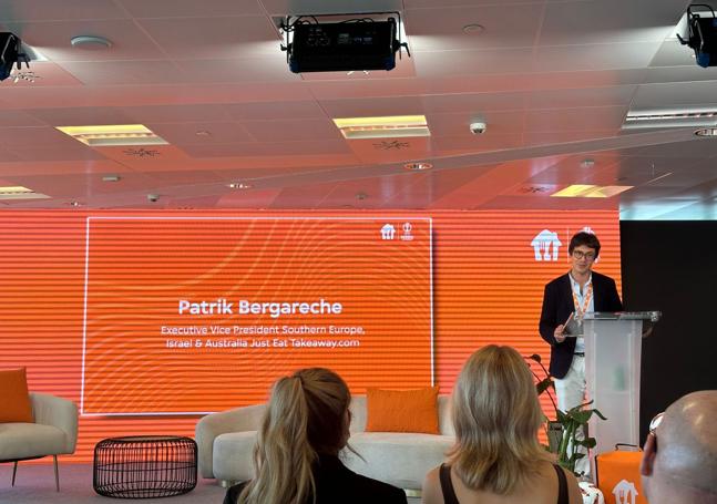 Patrik Bergareche da la bienvenida a los asistentes en la Torre Ibedrola.