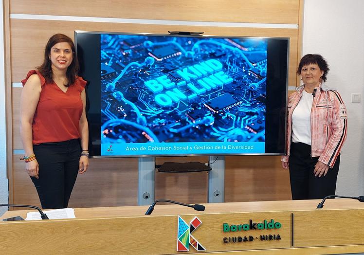 Alba Delgado, segunda teniente de alcalde, junto a Nuria Rodríguez, concejala de Cohesión Social.