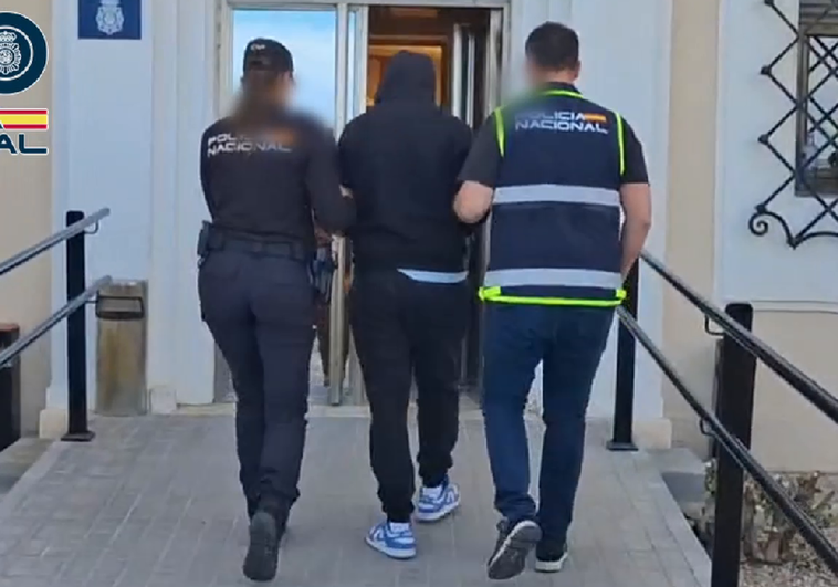 Los agentes escoltan al joven detenido por el asesinato de Denia.