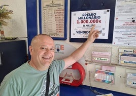 Domingo Contreras señala el cartel con el premio del sorteo Euromillones.
