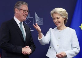 Ursula Von der Leyen recibe a Keir Starmer en la sede de la Comisión Europea.