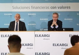 Lander Arteche y Zenón Vázquez, presidente y director general de Elkargi, respectivamente, durante la rueda de prensa de este miércoles.