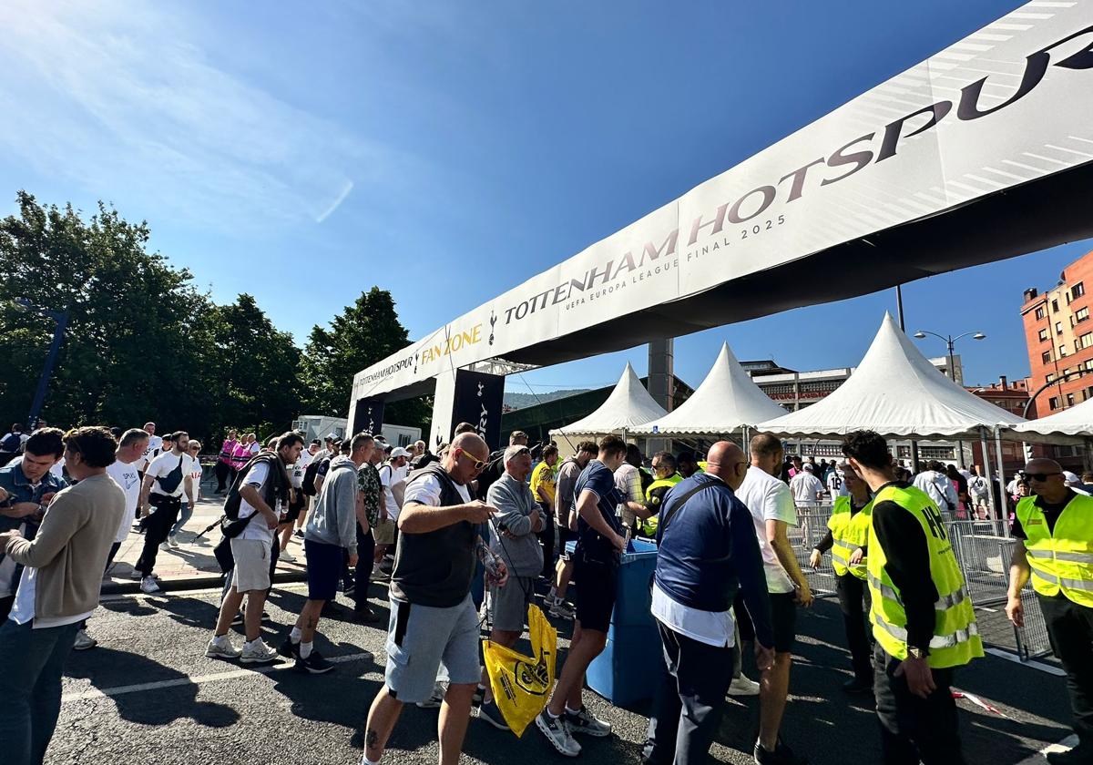 Aficionados entran a la fan zone del Tottenham.