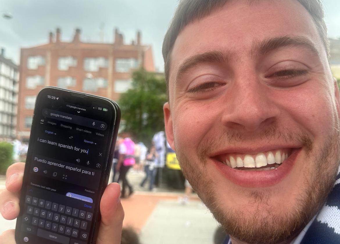 «Are you married?» Así trató de ligarse un hincha inglés a una periodista de EL CORREO con el traductor del móvil