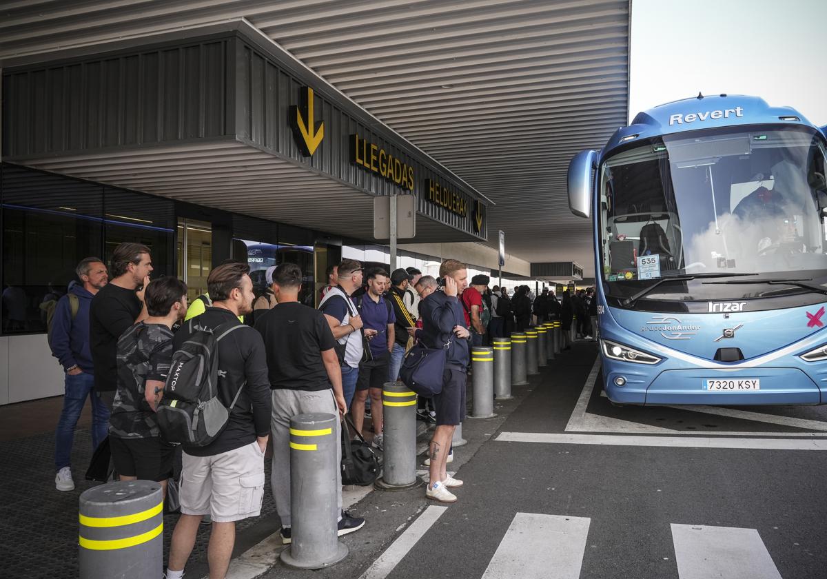 La afición de los 'Spurs' hacen cola para viajar a Bilbao.