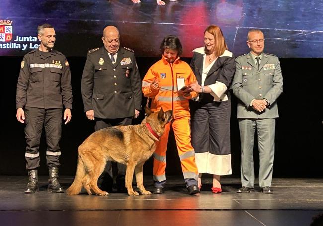 Marisol Santos, con Neska, recibiendo la medalla.
