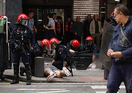 Un aficionado retenido por la Ertzaintza en la zona de García Rivero.