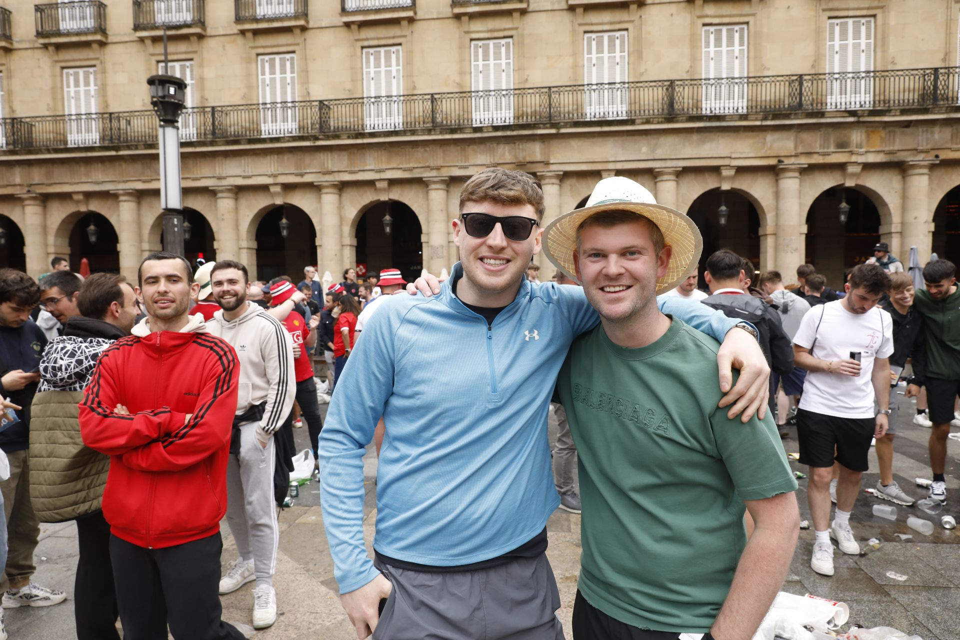 Las aficiones del Manchester United y del Tottenham disfrutan en la Plaza Nueva