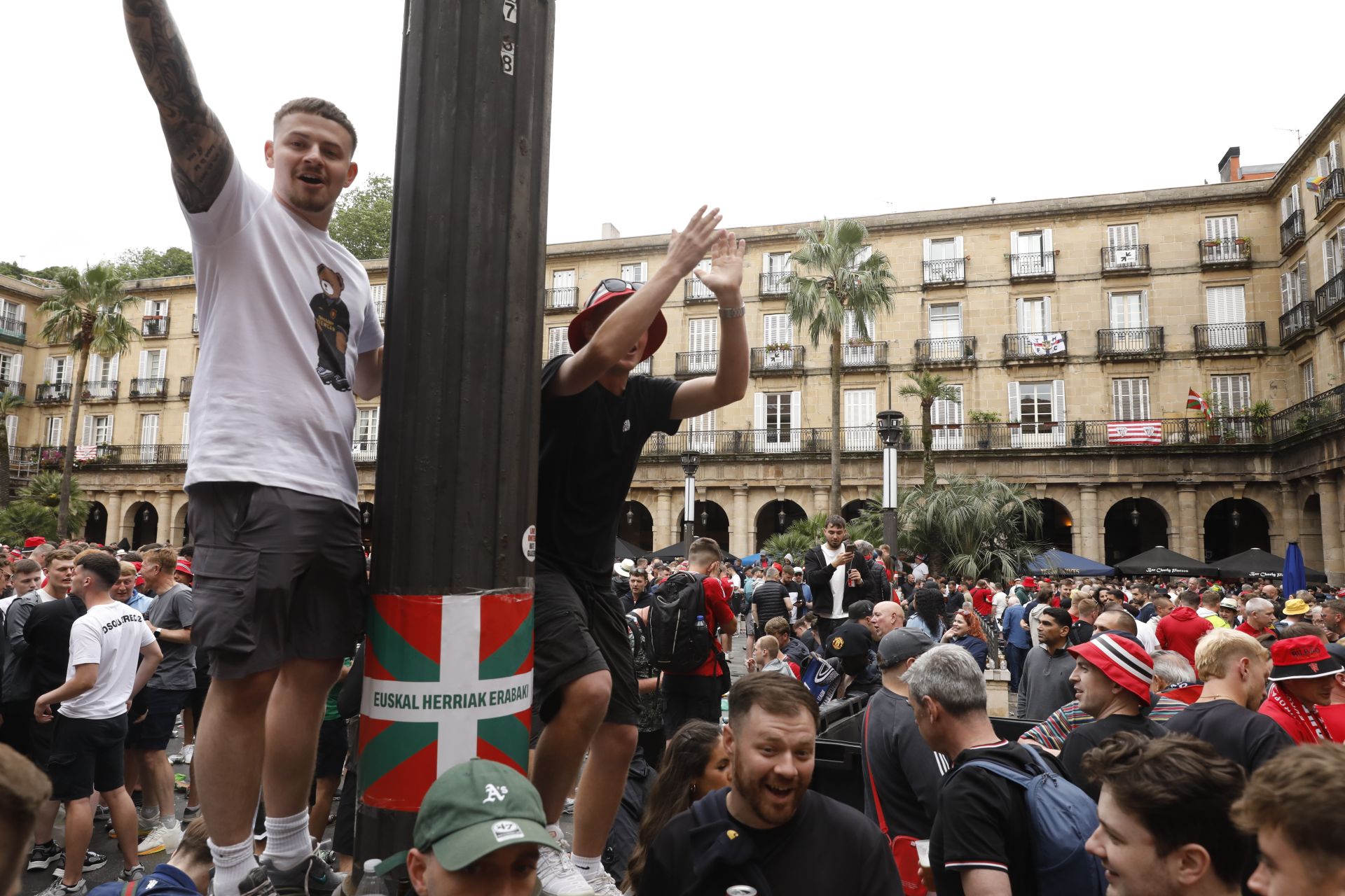 Las aficiones del Manchester United y del Tottenham disfrutan en la Plaza Nueva