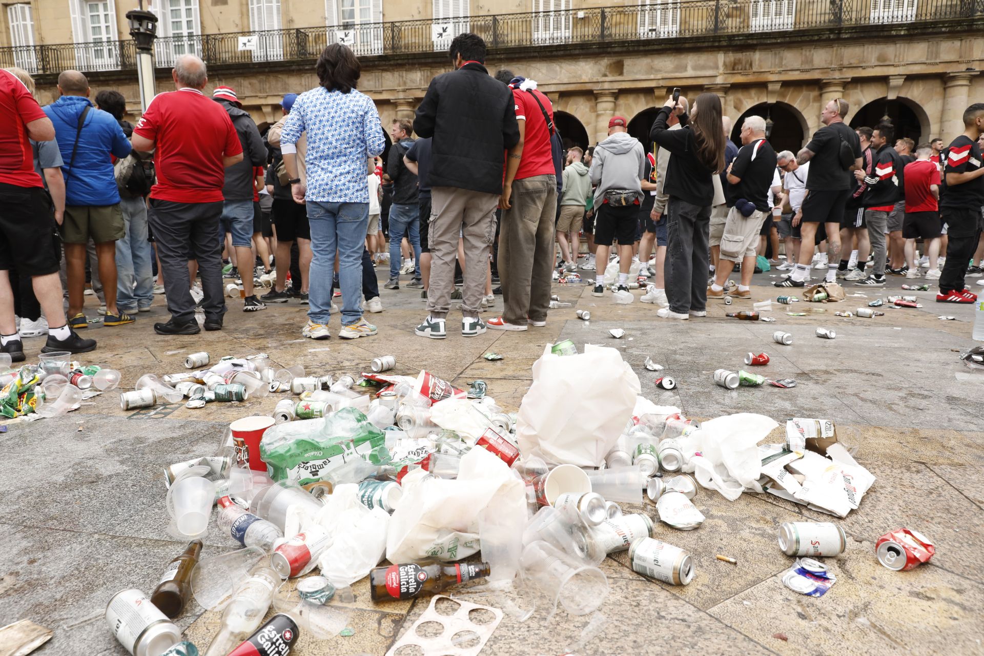 Las aficiones del Manchester United y del Tottenham disfrutan en la Plaza Nueva