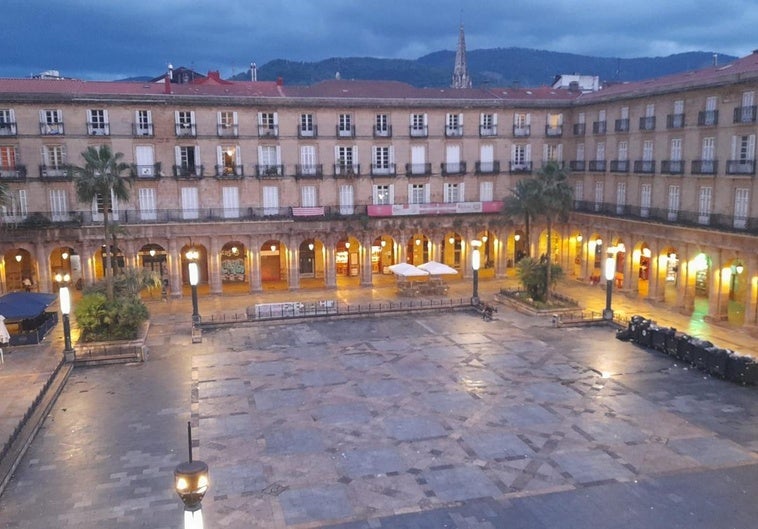 Así ha quedado la Plaza Nueva: como si no hubiera habido fiesta hoy.