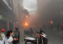 Imagen del contenedor ardiendo.