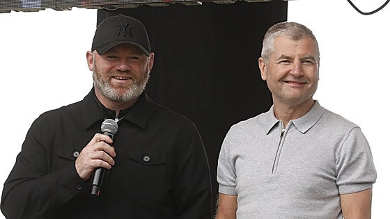 Wayne Rooney desata la locura entre los aficionados del United en su 'fan zone'