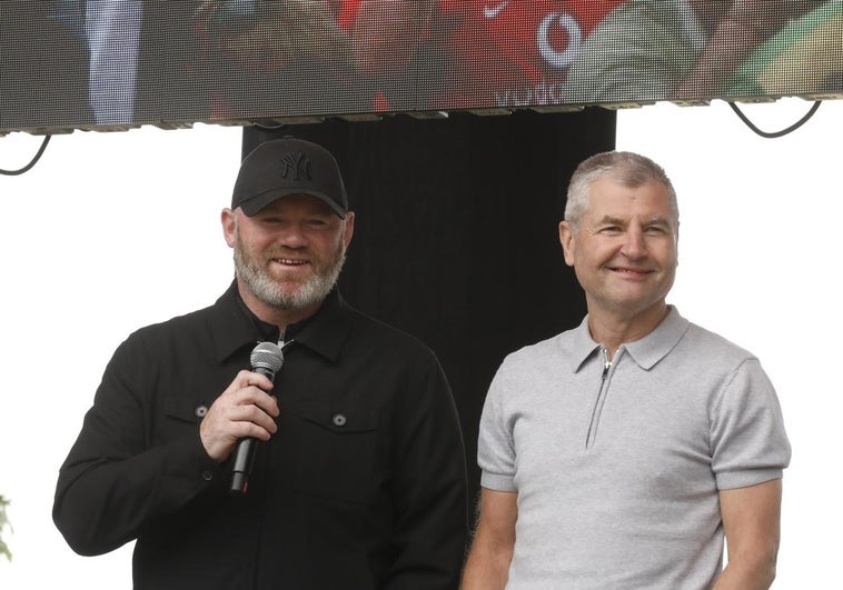 Rooney, a la izquierda, en la 'fan zone' del Manchester United