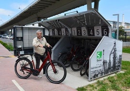 El concejal de Turismo, Jesús Amenedo, junto al punto de bicicletas situado en la zona del Alto Horno.