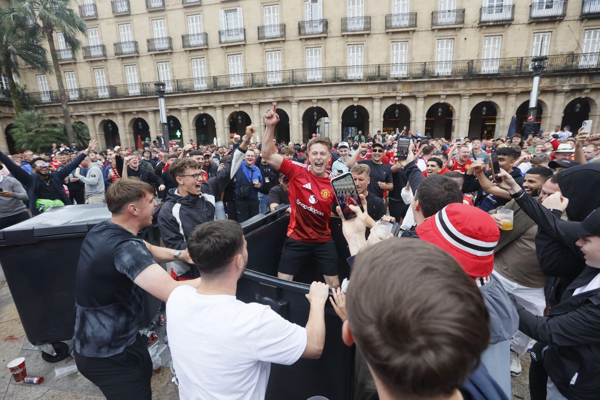 Las aficiones del Manchester United y del Tottenham disfrutan en la Plaza Nueva