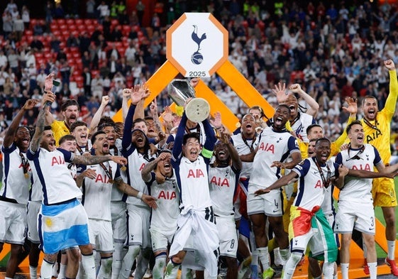 Son, capitán del Tottenham, levanta el trofeo de la Europa League ante la felicidad de sus compañeros.