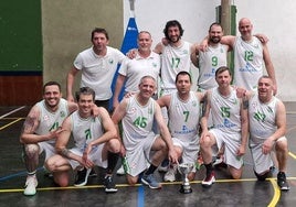 El equipo posa tras hacerse con el campeonato.