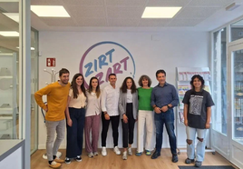 El alcalde, Asier Iragorri, y el concejal de Juventud, Jon Zugazagoitia, junto a varios jóvenes en el local de Zirt-Zart.