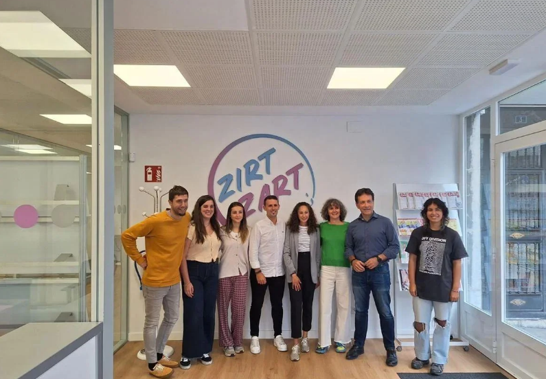 El alcalde, Asier Iragorri, y el concejal de Juventud, Jon Zugazagoitia, junto a varios jóvenes en el local de Zirt-Zart.