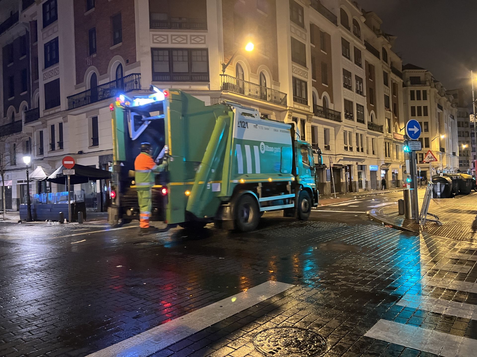 La afición inglesa sorprende con una noche tranquila en Bilbao entre litros de cerveza y cánticos bajo la lluvia