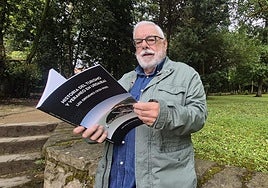José Ángel Etxaniz 'Txato' posa con su nuevo libro sobre la historia del turismo y el veraneo en Busturialdea-Urdaibai.