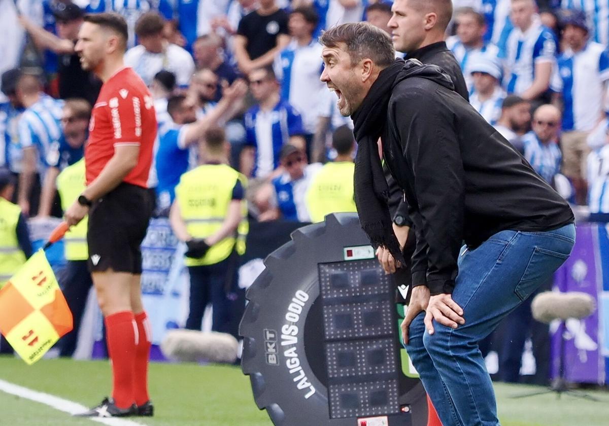 Coudet se desgañita para dar indicaciones a los jugadores del Alavés contra el Valladolid.