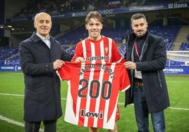 Nacho Méndez, homenajeado tras cumplir 200 partidos con el Sporting.