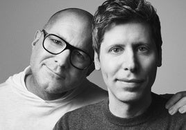 Jony Ive, a la izquierda, junto al dueño de OpenAI, Sam Altman