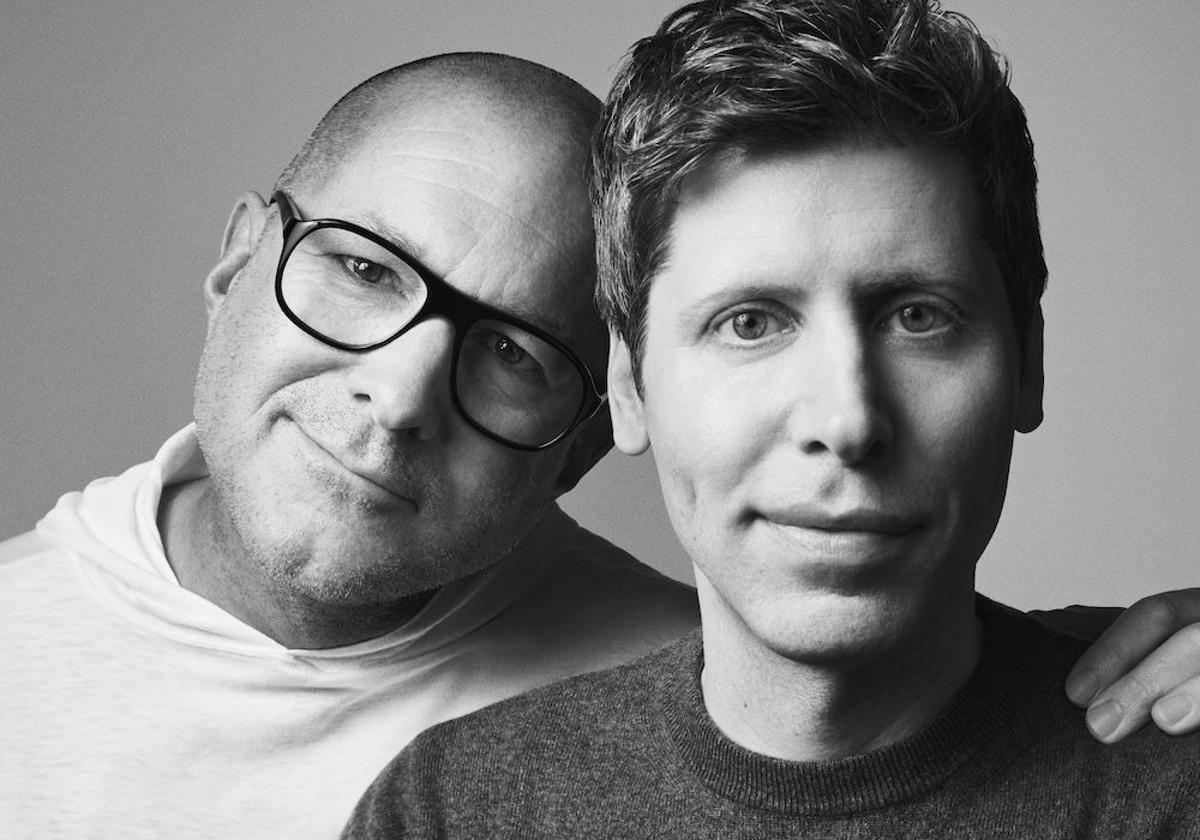 Jony Ive, a la izquierda, junto al dueño de OpenAI, Sam Altman