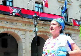La balconada del Ayuntamiento también permanece engalanada con la bandera roja y negra y con el escudo del club rojillo.