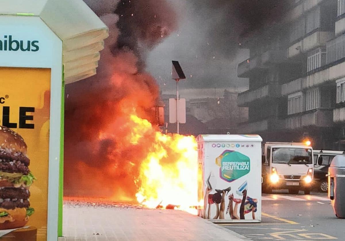 La Policía de Getxo investiga a dos jóvenes por la quema de contenedores en Algorta
