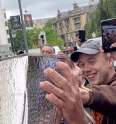 El trofeo de la Europa League se despide de Bilbao