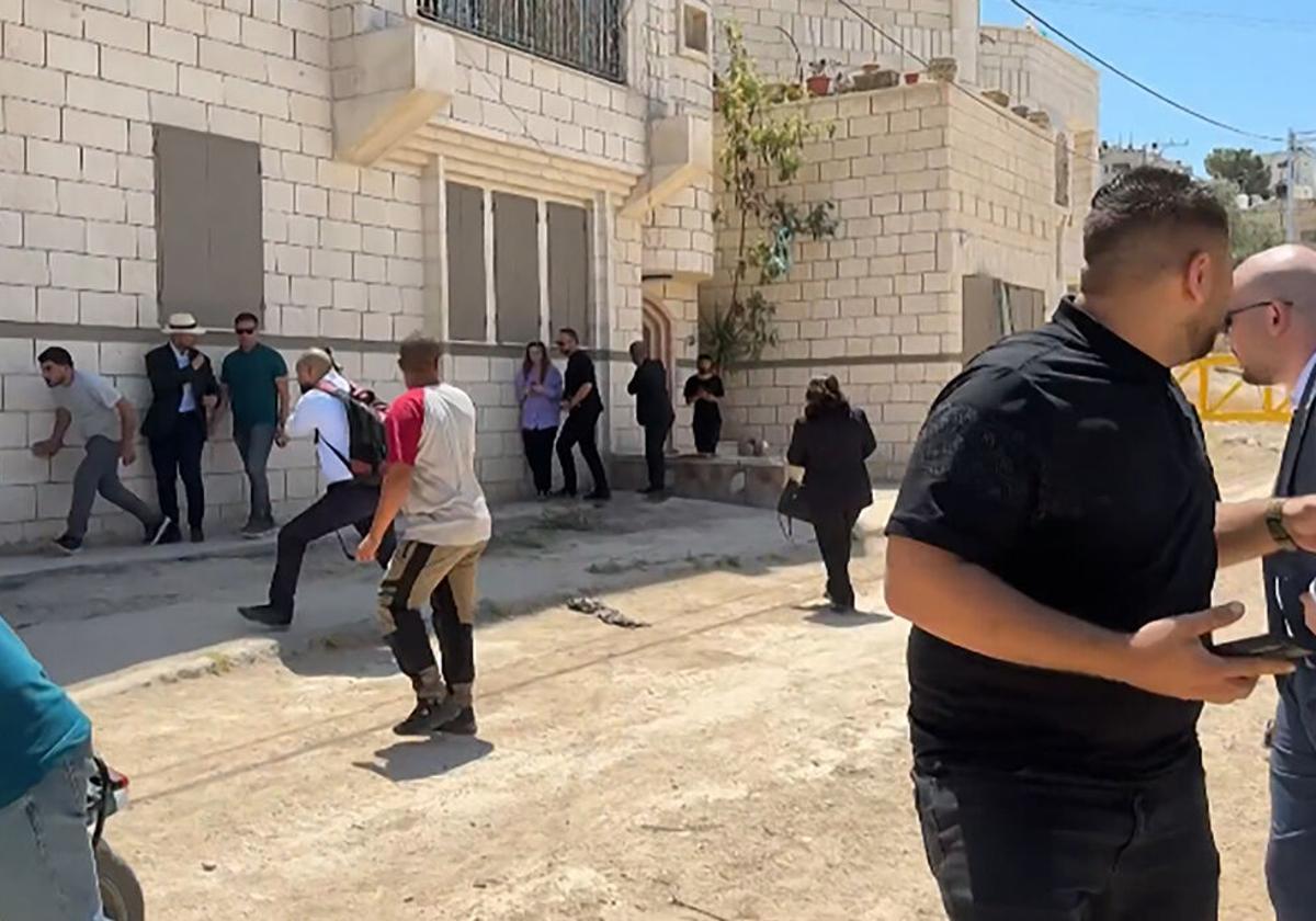 Disparos del Ejército israelí contra una delegación de diplomáticos que visitaba la localidad cisjordana de Yenín.